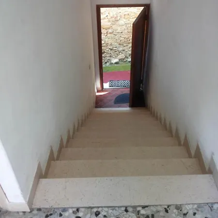 Albenga Liguria Con 2 Terrazzi E Giardino 8 Posti Letto Lusignano